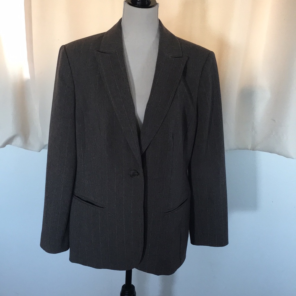 Size 16 pant suit by Style & design